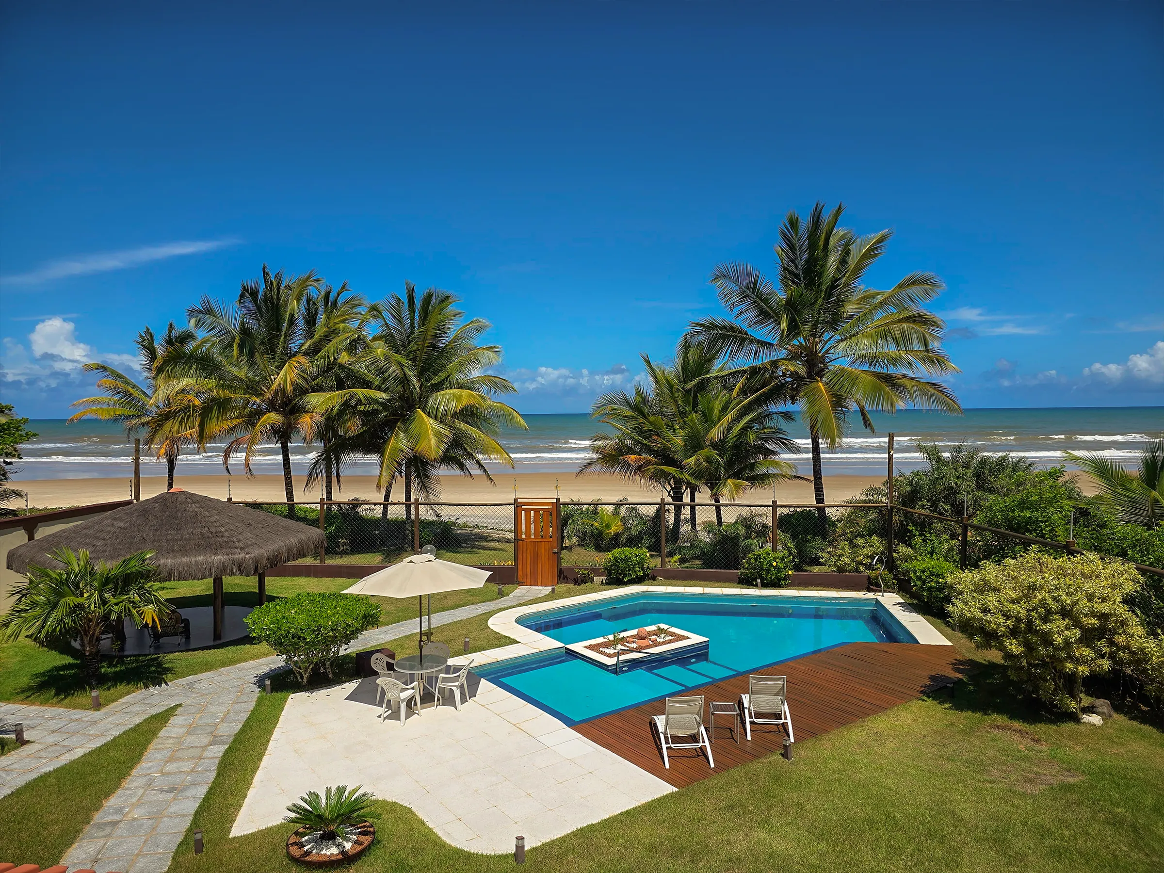 Vista da Piscina à partir do Escritório.