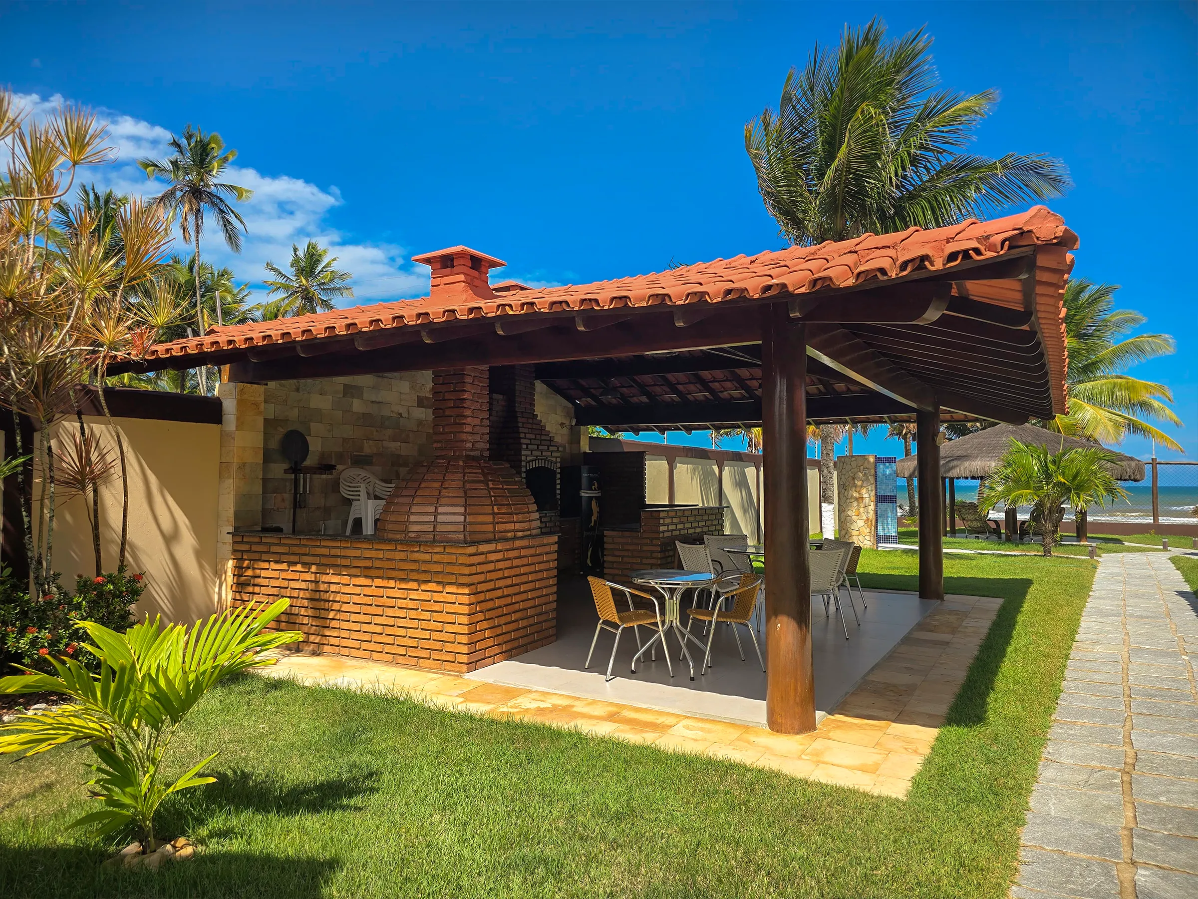 Quiosque Gourmet com Churrasqueira, Forno de Pizza e Fogão à Lenha.